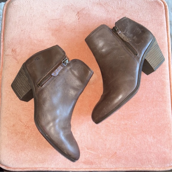 Frye Shoes - FRYE Judith Grain Leather Zip Pointed Toe Block Heels Ankle Booties Size 8